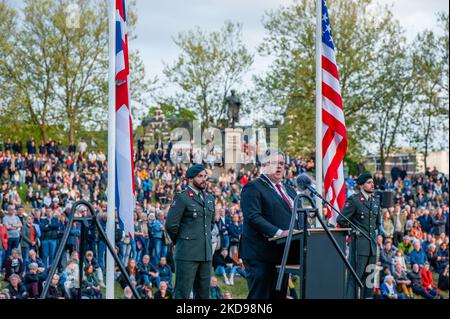 Hubert Bruls hält eine Rede auf dem Keizer Traianusplein, wo zwei Denkmäler zur Erinnerung an die Opfer des Zweiten Weltkriegs während des Gedenktages, der am 4.. Mai 2022 erneut in Nijmegen abgehalten wird, aufstehen. (Foto von Romy Arroyo Fernandez/NurPhoto) Stockfoto