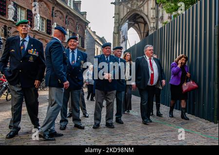 Hubert Bruls, Bürgermeister von Nijmegen und Vorsitzender des niederländischen Sicherheitsrats, wird vor einer Gruppe von Veteranen des Zweiten Weltkriegs vorbeikommen sehen, bevor er eine stille Prozession zum 'Keizer Traianusplein' beginnt, wo zwei Denkmäler zur Erinnerung an die Opfer des Zweiten Weltkriegs aufstehen, Während des Gedenktages, der am 4.. Mai 2022 wieder in Nijmegen stattfand. (Foto von Romy Arroyo Fernandez/NurPhoto) Stockfoto