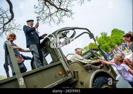 Ein Veteran des Zweiten Weltkriegs jubelt das Publikum während der Liberation Parade, die am 5.. Mai 2022 wieder in Wageningen stattfand, von einem Militärfahrzeug aus. (Foto von Romy Arroyo Fernandez/NurPhoto) Stockfoto