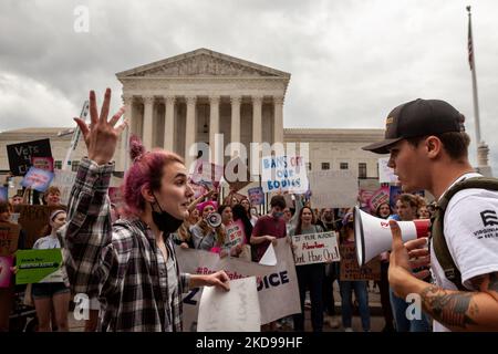 Ein Wahlaktivist argumentiert mit einem lebensfreundlichen Gegen-Protestanten während einer Kundgebung, die von Generation Ratify und anderen Jugendorganisationen gesponsert wird. Nate, 19, aus Virginia, war einer von nur zwei Gegendemonstranten anwesend, unter mehr als 100 Pro-Choice-Demonstranten. Die Kundgebung ist eine von vielen Veranstaltungen für Wahlfreiheit am Obersten Gerichtshof, da ein Leitentwurf in Dobbs v. JWHO enthüllte, dass die Richter dafür stimmten, Roe v. Wade zu stürzen und das föderale Recht auf Abtreibungszugang aufzuheben. (Foto von Allison Bailey/NurPhoto) Stockfoto