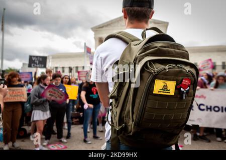 Nate, ein 19-jähriger Pro-Life-Gegen-Protestler aus Virginia, steht mitten in einer Wahlkampfveranstaltung vor dem Obersten Gerichtshof. Sein Rücken trägt Flecken der Gadsden-Flagge und einen Punisher-Schädel mit einem MAGA-Hut, beide mit der politischen Rechten und manchmal ganz rechts verbunden. Die Kundgebung war eines von vielen Wahlkampfveranstaltungen am Obersten Gerichtshof, da ein Leitentwurf in Dobbs v. JWHO enthüllte, dass die Richter dafür stimmten, Roe v. Wade umzustürzen. (Foto von Allison Bailey/NurPhoto) Stockfoto