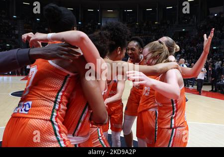 Das Team von Schio freut sich über den Sieg der italienischen Basketballmeisterschaft der Frauen A1 am Ende des Finales von Spiel 4 der italienischen Basketballmeisterschaft der Frauen in der Serie Playoff A1 Virtus Segafredo Bologna gegen Famila Schio im Sportpalast Paladozza, Bologna, am 05. Mai, 2022.(Foto von Michele Nucci/LiveMedia/NurPhoto) Stockfoto