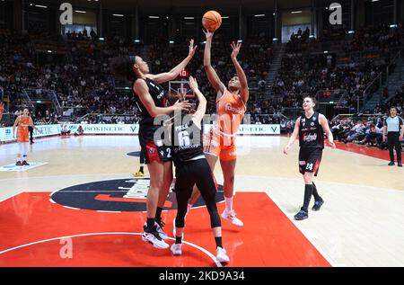 Sandrine Gruda (Famila Schio Basket) während des Spiels 4 Finale der italienischen Frauen-Basketball-Meisterschaft der Serie A1 Playoff Virtus Segafredo Bologna gegen Famila Schio im Paladozza Sports Palace, Bologna, am 05. Mai 2022.(Foto von Michele Nucci/LiveMedia/NurPhoto) Stockfoto