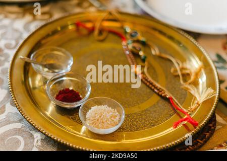 Die Raksha Bandhan auf einer Goldplatte während des indischen Festivals in Indien Stockfoto