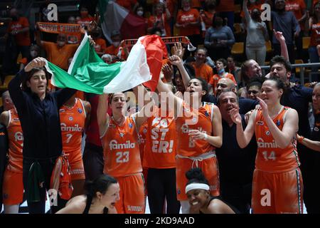 Das Team von Schio freut sich über den Sieg der italienischen Basketballmeisterschaft der Frauen A1 am Ende des Finales von Spiel 4 der italienischen Basketballmeisterschaft der Frauen in der Serie Playoff A1 Virtus Segafredo Bologna gegen Famila Schio im Sportpalast Paladozza, Bologna, am 05. Mai, 2022.(Foto von Michele Nucci/LiveMedia/NurPhoto) Stockfoto