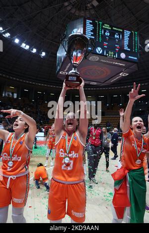 Das Team von Schio freut sich über den Sieg der italienischen Basketballmeisterschaft der Frauen A1 am Ende des Finales von Spiel 4 der italienischen Basketballmeisterschaft der Frauen in der Serie Playoff A1 Virtus Segafredo Bologna gegen Famila Schio im Sportpalast Paladozza, Bologna, am 05. Mai, 2022.(Foto von Michele Nucci/LiveMedia/NurPhoto) Stockfoto