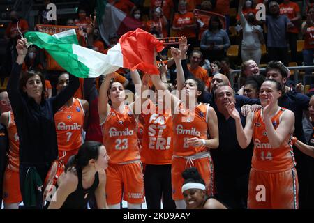 Das Team von Schio freut sich über den Sieg der italienischen Basketballmeisterschaft der Frauen A1 am Ende des Finales von Spiel 4 der italienischen Basketballmeisterschaft der Frauen in der Serie Playoff A1 Virtus Segafredo Bologna gegen Famila Schio im Sportpalast Paladozza, Bologna, am 05. Mai, 2022.(Foto von Michele Nucci/LiveMedia/NurPhoto) Stockfoto