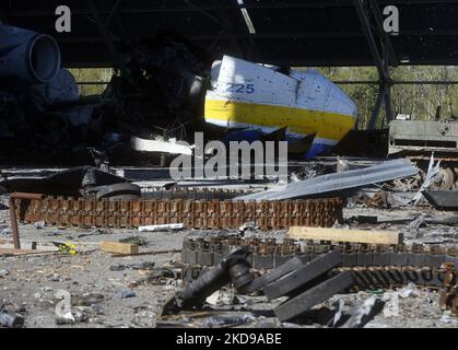 Ein größtes ukrainisches Transportflugzeug Antonov an-225 Mriya ('Dream') wird während der russischen Invasion in der Ukraine auf dem Hostomel Airfield in der Nähe von Kiew, Ukraine, zerstört 5. Mai 2022. (Foto von STR/NurPhoto) Stockfoto