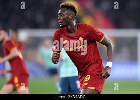 Tammy Abraham von AS Roma sieht sich während des Halbfinalmatches der UEFA Conference League zwischen AS Roma und dem FC Leicester City am 5. Mai 2022 in Rom, Italien, an. (Foto von Giuseppe Maffia/NurPhoto) Stockfoto