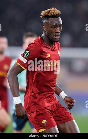 Tammy Abraham von AS Roma sieht sich während des Halbfinalmatches der UEFA Conference League zwischen AS Roma und dem FC Leicester City am 5. Mai 2022 in Rom, Italien, an. (Foto von Giuseppe Maffia/NurPhoto) Stockfoto