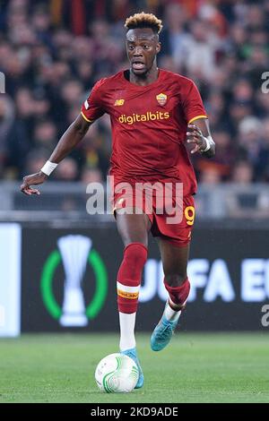 Tammy Abraham von AS Roma während des Halbfinalmatches der UEFA Conference League zwischen AS Roma und dem FC Leicester City am 5. Mai 2022 in Rom, Italien. (Foto von Giuseppe Maffia/NurPhoto) Stockfoto