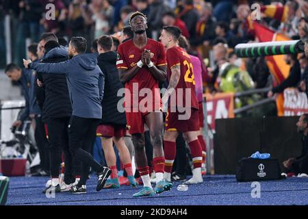 Tammy Abraham von AS Roma betet während des Halbfinalmatches der UEFA Conference League zwischen AS Roma und dem FC Leicester City am 5. Mai 2022 in Rom, Italien. (Foto von Giuseppe Maffia/NurPhoto) Stockfoto