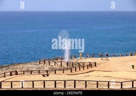 März 23 2022 - Al Mughsail bei Salalah, Oman: Die Menschen bewundern die Blowholes Stockfoto