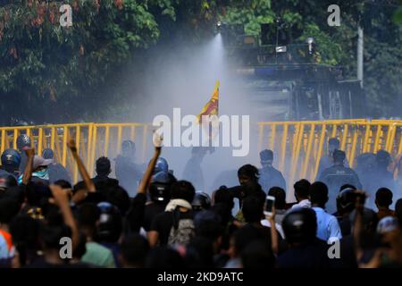 Studenten der Universität Sri Lankas treffen auf die Polizei, da Wasserwerfer und Tränengas verwendet werden, um sie am 5. Mai 2022 in der Nähe des parlaments in Colombo, Sri Lanka, zu zerstreuen. Die Regierung von Präsident Gotabaya Rajapaksa ist stark von der Coronavirus-Pandemie und den steigenden Ölpreisen betroffen und hat nur noch 50m Dollar an nutzbaren Devisenreserven übrig, sagte der Finanzminister des Landes diese Woche. (Foto von Tharaka Basnayaka/NurPhoto) Stockfoto