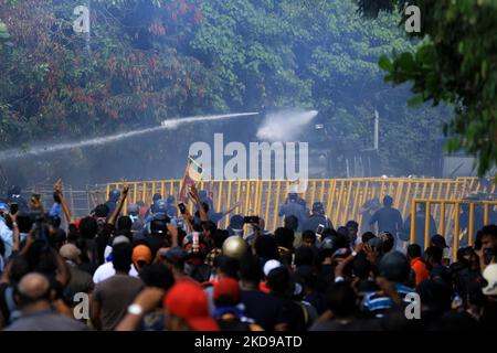 Studenten der Universität Sri Lankas treffen auf die Polizei, da Wasserwerfer und Tränengas verwendet werden, um sie am 5. Mai 2022 in der Nähe des parlaments in Colombo, Sri Lanka, zu zerstreuen. Hart getroffen durch die Coronavirus-Pandemie und steigende Ölpreise, die Regierung von Präsident Gotabaya Rajapaksa wurde mit so wenig wie 50m US-Dollar in nutzbaren Devisenreserven, die countryâ €™s Finanzminister sagte in dieser Woche. (Foto von Tharaka Basnayaka/NurPhoto) Stockfoto