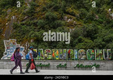 Touristen kommen in Aguas Calientes an Buchstaben mit dem Namen MachuPichu Peublo vorbei. Am Mittwoch, den 20. April 2022, in Aguas Calientes, Cusco, Peru. (Foto von Artur Widak/NurPhoto) Stockfoto
