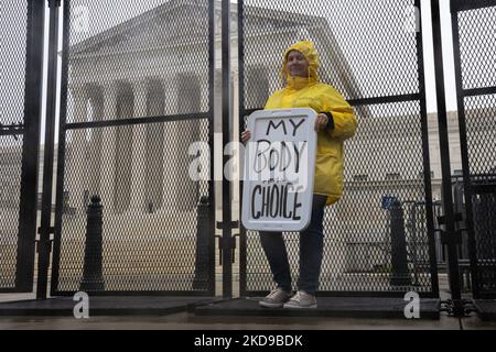 Brooke Brannon, ein Demonstrator für Abtreibungsrechte, der aus dem Vereinigten Königreich angereist ist, um in Washington, D.C., zu demonstrieren, protestiert am 6. Mai 2022 vor dem Obersten Gerichtshof in Washington, D.C., gegen den Regen, nachdem ein Entwurf einer Stellungnahme des Obersten Gerichtshofs zum Sturz von Roe vs. Wade ausging (Foto von Bryan Olin Dozier/NurPhoto) Stockfoto