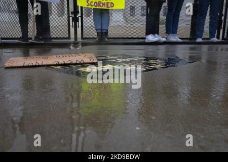 Demonstranten, die sich für Abtreibungsrechte einsetzen, protestieren am 6. Mai 2022 im Regen vor dem Obersten Gerichtshof in Washington, D.C., nachdem ein Entwurf für eine Stellungnahme des Obersten Gerichtshofs zum Sturz von Roe vs. Wade veröffentlicht wurde (Foto: Bryan Olin Dozier/NurPhoto) Stockfoto