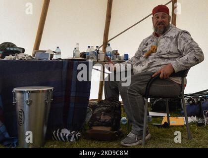 Patrick James King sitzt in einem Tipi während eines Sit-in-Protests auf dem legislativen Gelände von Alberta in Edmonton (BILD DER AKTE vom 22. Oktober 2021). Pat King ist bekannt für die Proteste gegen COVID-19-Mandate. Er leitete die Wexit-Bewegung, die sich für die Abspaltung einsetzte, Alberta und andere westliche Provinzen, führte die United We Roll-Bewegung an und fungierte als regionaler Organisator des Kanada-Konvoi-Protestes. King wurde am 18. Februar 2022 bei den Protesten des kanadischen Konvois in Ottawa verhaftet und ist mehreren Anklagen ausgesetzt. Am Samstag, den 7. Mai 2022, in Edmonton, Alberta, Kanada. (Foto von Artur Widak/NurPhoto) Stockfoto