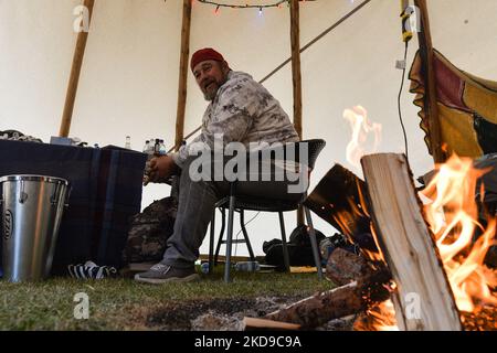 Patrick James King sitzt in einem Tipi während eines Sit-in-Protests auf dem legislativen Gelände von Alberta in Edmonton (BILD DER AKTE vom 22. Oktober 2021). Pat King ist bekannt für die Proteste gegen COVID-19-Mandate. Er leitete die Wexit-Bewegung, die sich für die Abspaltung einsetzte, Alberta und andere westliche Provinzen, führte die United We Roll-Bewegung an und fungierte als regionaler Organisator des Kanada-Konvoi-Protestes. King wurde am 18. Februar 2022 bei den Protesten des kanadischen Konvois in Ottawa verhaftet und ist mehreren Anklagen ausgesetzt. Am Samstag, den 7. Mai 2022, in Edmonton, Alberta, Kanada. (Foto von Artur Widak/NurPhoto) Stockfoto