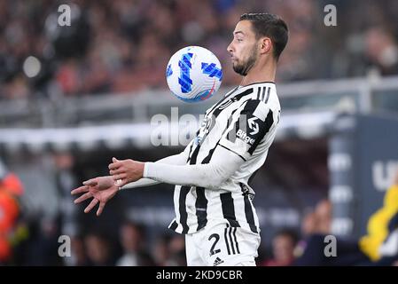 Mattia De Sciglio vom FC Juventus kontrolliert den Ball während des Serie-A-Spiels zwischen Genua CFC und FC Juventus am 6. Mai 2022 in Genua, Italien. (Foto von Giuseppe Maffia/NurPhoto) Stockfoto