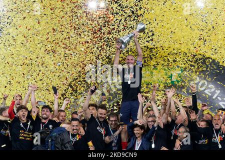 Kapitän Fabio Lucioni (US Lecce) hebt den Pokal zum Sieg der Meisterschaft der Serie B 2021/2022 während des italienischen Fußballmatches der Serie B US Lecce gegen Pordenone Calcio am 06. Mai 2022 im Stadio Via del Mare in Lecce, Italien (Foto: Emmanuele Mastrodonato/LiveMedia/NurPhoto) Stockfoto