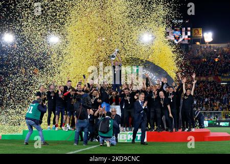 Kapitän Fabio Lucioni (US Lecce) hebt den Pokal zum Sieg der Meisterschaft der Serie B 2021/2022 während des italienischen Fußballmatches der Serie B US Lecce gegen Pordenone Calcio am 06. Mai 2022 im Stadio Via del Mare in Lecce, Italien (Foto: Emmanuele Mastrodonato/LiveMedia/NurPhoto) Stockfoto