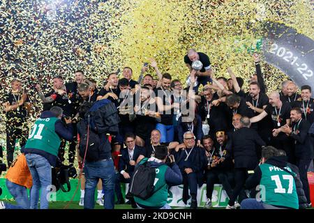 Kapitän Fabio Lucioni (US Lecce) hebt den Pokal zum Sieg der Meisterschaft der Serie B 2021/2022 während des italienischen Fußballmatches der Serie B US Lecce gegen Pordenone Calcio am 06. Mai 2022 im Stadio Via del Mare in Lecce, Italien (Foto: Emmanuele Mastrodonato/LiveMedia/NurPhoto) Stockfoto