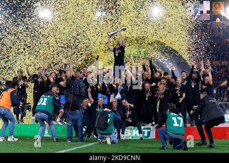 Kapitän Fabio Lucioni (US Lecce) hebt den Pokal zum Sieg der Meisterschaft der Serie B 2021/2022 während des italienischen Fußballmatches der Serie B US Lecce gegen Pordenone Calcio am 06. Mai 2022 im Stadio Via del Mare in Lecce, Italien (Foto: Emmanuele Mastrodonato/LiveMedia/NurPhoto) Stockfoto