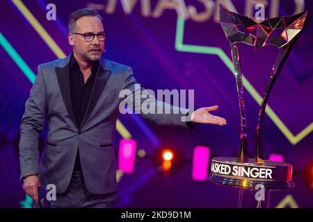 Köln, Deutschland. 05.. November 2022. Moderator Matthias Opdenhövel ist in der ProSieben-Show 'The Masked Singer' auf der Bühne. Quelle: Rolf Vennenbernd/dpa/Alamy Live News Stockfoto