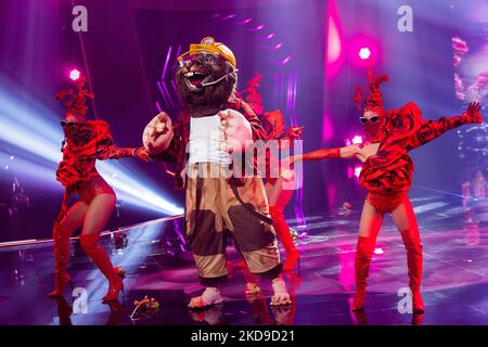 Köln, Deutschland. 05.. November 2022. Die Figur 'The Mole' ist in der ProSieben-Show 'The Masked Singer' auf der Bühne. Quelle: Rolf Vennenbernd/dpa/Alamy Live News Stockfoto