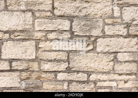 Alte Steinmauer, Großbritannien. Vollformatmuster oder Struktur einer alten Wand aus Sandsteinblöcken Stockfoto