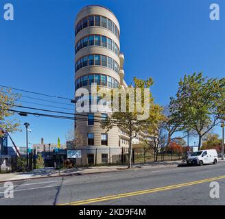 T Building, ehemaliges Triboro Hospital for Tuberkulose, wurde in erschwingliche Wohnungen umgewandelt. Stockfoto