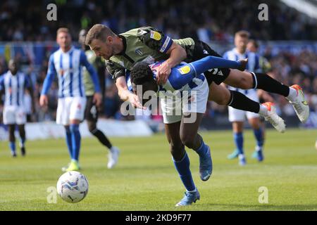 Timi Odusina von Hartlepool United im Einsatz mit Tommy Smith von Colchester während des Sky Bet League 2-Spiels zwischen Hartlepool United und Colchester United am Samstag, 7.. Mai 2022, im Victoria Park, Hartlepool. (Foto von Mark Fletcher /MI News/NurPhoto) Stockfoto