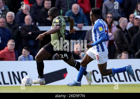Colchester's John Akinde im Einsatz mit Timi Odusina von Hartlepool United während des Sky Bet League 2-Spiels zwischen Hartlepool United und Colchester United am Samstag, 7.. Mai 2022, im Victoria Park, Hartlepool. (Foto von Mark Fletcher /MI News/NurPhoto) Stockfoto