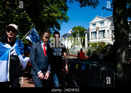 Ein Mann, der als russischer Präsident Wladimir Putin gekleidet ist, geht während eines symbolischen Prozesses gegen ihn, der am 8.. Mai 2022 in Den Haag stattfand, mit Handschellen vor der russischen Botschaft. (Foto von Romy Arroyo Fernandez/NurPhoto) Stockfoto