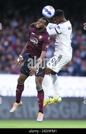 Lassana Coulibaly von der US Salernitana 1919 und Keita Balde' von Cagliari Calcio springen während des Serie-A-Spiels zwischen der US Salernitana 1919 und dem FC Cagliari Calcio am 8. Mai 2022 in Salerno, Italien, um den Ball. (Foto von Giuseppe Maffia/NurPhoto) Stockfoto