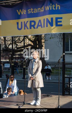 LONDON, VEREINIGTES KÖNIGREICH – 08. MAI 2022: Marina Litwinenko, die Witwe des ehemaligen KGB-Spions Alexander Litwinenko, spricht am 08. Mai 2022 in London, England, russische Bürger und Anti-Kriegs-Anhänger auf dem Parliament Square an, während sie in Solidarität mit der regierungsfeindlichen Opposition in Russland und gegen den Krieg in der Ukraine protestierte. Die Demonstranten brachten die weiß-blau-weißen Flaggen mit, die die Opposition gegen das Putin-Regime und die russische Invasion in der Ukraine 2022 symbolisieren, sowie Freiheit, Frieden und Demokratie im zukünftigen Russland. (Foto von Wiktor Szymanowicz/NurPhoto) Stockfoto