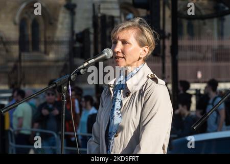 LONDON, VEREINIGTES KÖNIGREICH – 08. MAI 2022: Marina Litwinenko, die Witwe des ehemaligen KGB-Spions Alexander Litwinenko, spricht am 08. Mai 2022 in London, England, russische Bürger und Anti-Kriegs-Anhänger auf dem Parliament Square an, während sie in Solidarität mit der regierungsfeindlichen Opposition in Russland und gegen den Krieg in der Ukraine protestierte. Die Demonstranten brachten die weiß-blau-weißen Flaggen mit, die die Opposition gegen das Putin-Regime und die russische Invasion in der Ukraine 2022 symbolisieren, sowie Freiheit, Frieden und Demokratie im zukünftigen Russland. (Foto von Wiktor Szymanowicz/NurPhoto) Stockfoto