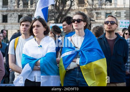 LONDON, VEREINIGTES KÖNIGREICH - 08. MAI 2022: Russische Bürger, die im Vereinigten Königreich leben, und Anti-Kriegs-Anhänger versammeln sich am 08. Mai 2022 auf dem Parliament Square, um gegen den Krieg in der Ukraine zu protestieren und Solidarität mit der regierungsfeindlichen Opposition in Russland in London, England, zu zeigen. Die Demonstranten brachten die weiß-blau-weißen Flaggen mit, die die Opposition gegen das Putin-Regime und die russische Invasion in der Ukraine 2022 symbolisieren, sowie Freiheit, Frieden und Demokratie im zukünftigen Russland. (Foto von Wiktor Szymanowicz/NurPhoto) Stockfoto