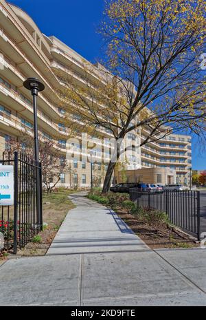 T Building, ehemaliges Triboro Hospital for Tuberkulose, wurde in erschwingliche Wohnungen umgewandelt. Stockfoto