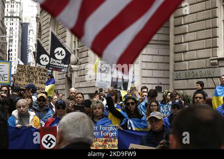 Am 8. Mai 2022 versammeln sich Menschen in Lower Manhattan zu einer „nie wieder“-Kundgebung zur Unterstützung der Ukraine in New York City, USA. Mehrere Redner verurteilten den Krieg mit der Hoffnung auf einen zukünftigen Besuch des ukrainischen Präsidenten Wolodymyr Zelenskyy im Bowling Green Park, wo die ukrainische Flagge als Symbol der Solidarität neben einer US-Flagge fliegt. (Foto von John Lamparski/NurPhoto) Stockfoto