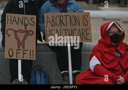 Aktivisten halten Pro-Choice-Poster. Lokale Pro-Choice-Aktivisten versammelten sich in der Alberta Legislature in Solidarität mit US-Frauen, um für die Verteidigung der Abtreibungsrechte zu protestieren. Am Sonntag, den 8. Mai 2022, Kanada. (Foto von Artur Widak/NurPhoto) Stockfoto