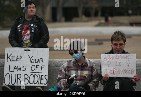 Aktivisten halten Pro-Choice-Poster. Lokale Pro-Choice-Aktivisten versammelten sich in der Alberta Legislature in Solidarität mit US-Frauen, um für die Verteidigung der Abtreibungsrechte zu protestieren. Am Sonntag, den 8. Mai 2022, Kanada. (Foto von Artur Widak/NurPhoto) Stockfoto