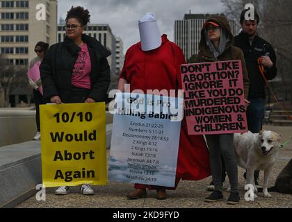 Aktivisten halten Pro-Choice-Poster. Lokale Pro-Choice-Aktivisten versammelten sich in der Alberta Legislature in Solidarität mit US-Frauen, um für die Verteidigung der Abtreibungsrechte zu protestieren. Am Sonntag, den 8. Mai 2022, Kanada. (Foto von Artur Widak/NurPhoto) Stockfoto