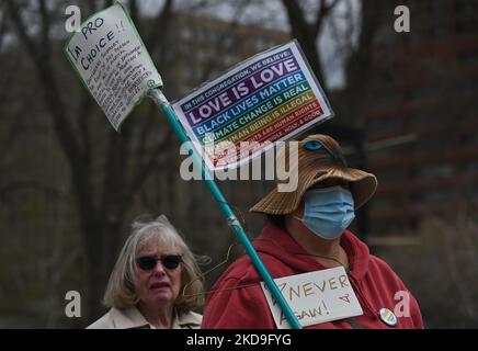 Aktivisten halten Pro-Choice-Poster. Lokale Pro-Choice-Aktivisten versammelten sich in der Alberta Legislature in Solidarität mit US-Frauen, um für die Verteidigung der Abtreibungsrechte zu protestieren. Am Sonntag, den 8. Mai 2022, Kanada. (Foto von Artur Widak/NurPhoto) Stockfoto