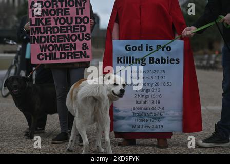 Aktivisten halten Pro-Choice-Poster. Lokale Pro-Choice-Aktivisten versammelten sich in der Alberta Legislature in Solidarität mit US-Frauen, um für die Verteidigung der Abtreibungsrechte zu protestieren. Am Sonntag, den 8. Mai 2022, Kanada. (Foto von Artur Widak/NurPhoto) Stockfoto