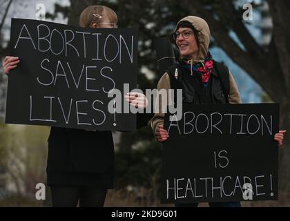 Aktivisten halten Pro-Choice-Poster. Lokale Pro-Choice-Aktivisten versammelten sich in der Alberta Legislature in Solidarität mit US-Frauen, um für die Verteidigung der Abtreibungsrechte zu protestieren. Am Sonntag, den 8. Mai 2022, Kanada. (Foto von Artur Widak/NurPhoto) Stockfoto