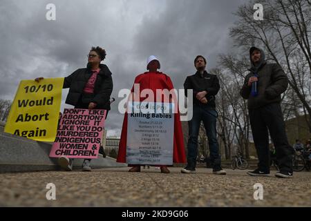 Aktivisten halten Pro-Choice-Poster. Lokale Pro-Choice-Aktivisten versammelten sich in der Alberta Legislature in Solidarität mit US-Frauen, um für die Verteidigung der Abtreibungsrechte zu protestieren. Am Sonntag, den 8. Mai 2022, Kanada. (Foto von Artur Widak/NurPhoto) Stockfoto