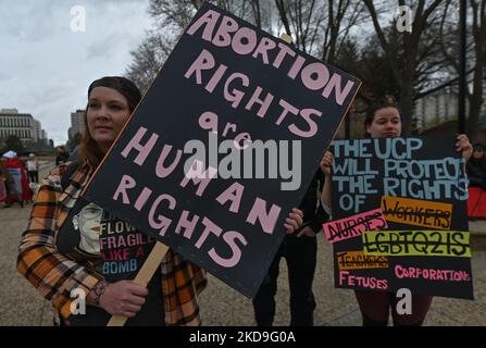 Aktivisten halten Pro-Choice-Poster. Lokale Pro-Choice-Aktivisten versammelten sich in der Alberta Legislature in Solidarität mit US-Frauen, um für die Verteidigung der Abtreibungsrechte zu protestieren. Am Sonntag, den 8. Mai 2022, Kanada. (Foto von Artur Widak/NurPhoto) Stockfoto